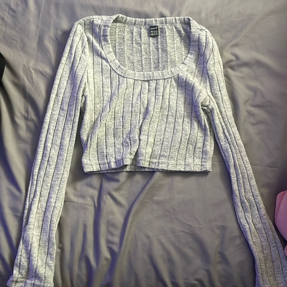 shein. long sleeve grey crop top.